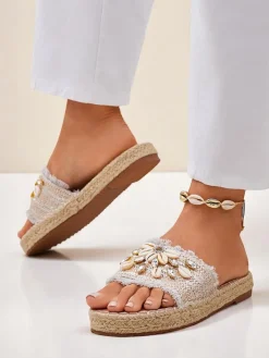 Klapki Płaskie^Royalfashion Sandały damskie Perseida srebrne z muszelkami na płaskiej podeszwie srebrny