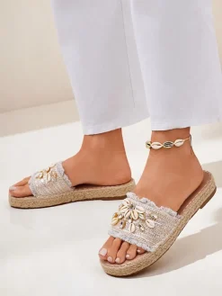 Klapki Płaskie^Royalfashion Sandały damskie Perseida srebrne z muszelkami na płaskiej podeszwie srebrny