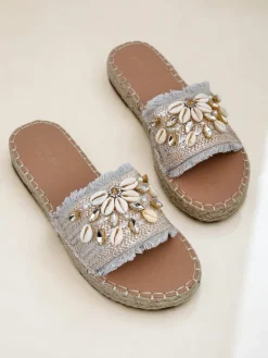 Klapki Płaskie^Royalfashion Sandały damskie Perseida srebrne z muszelkami na płaskiej podeszwie srebrny