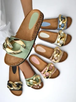 Klapki Płaskie^Royalfashion Sandały damskie Thalia zielone z łańcuchem na płaskiej podeszwie zielony