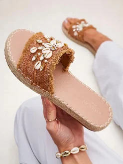 Klapki Płaskie^Royalfashion Sandały Callista Boho na płaskiej platformie z muszelkami Camel