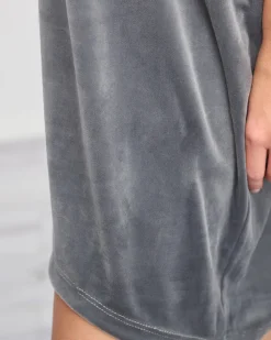 Sukienki Krótkie|Swetry^Royalfashion Szara długa tunika damska z naszywką - Odzież Ciemnoszary