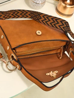 Małe Torebki^Royalfashion Torebka damska Minerva żółta z ekoskóry, ozdoba złota pszczoła, boho pasek żółty