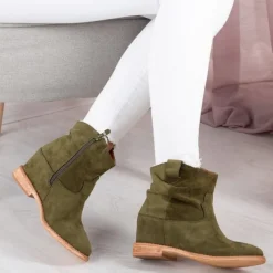 Botki Z Delikatnym Ociepleniem|Kowbojki^Royalfashion Zielone kowbojki na krytym koturnie Astrit - Obuwie